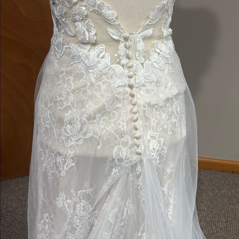Stunning lace wedding dress - Picture 9 of 10